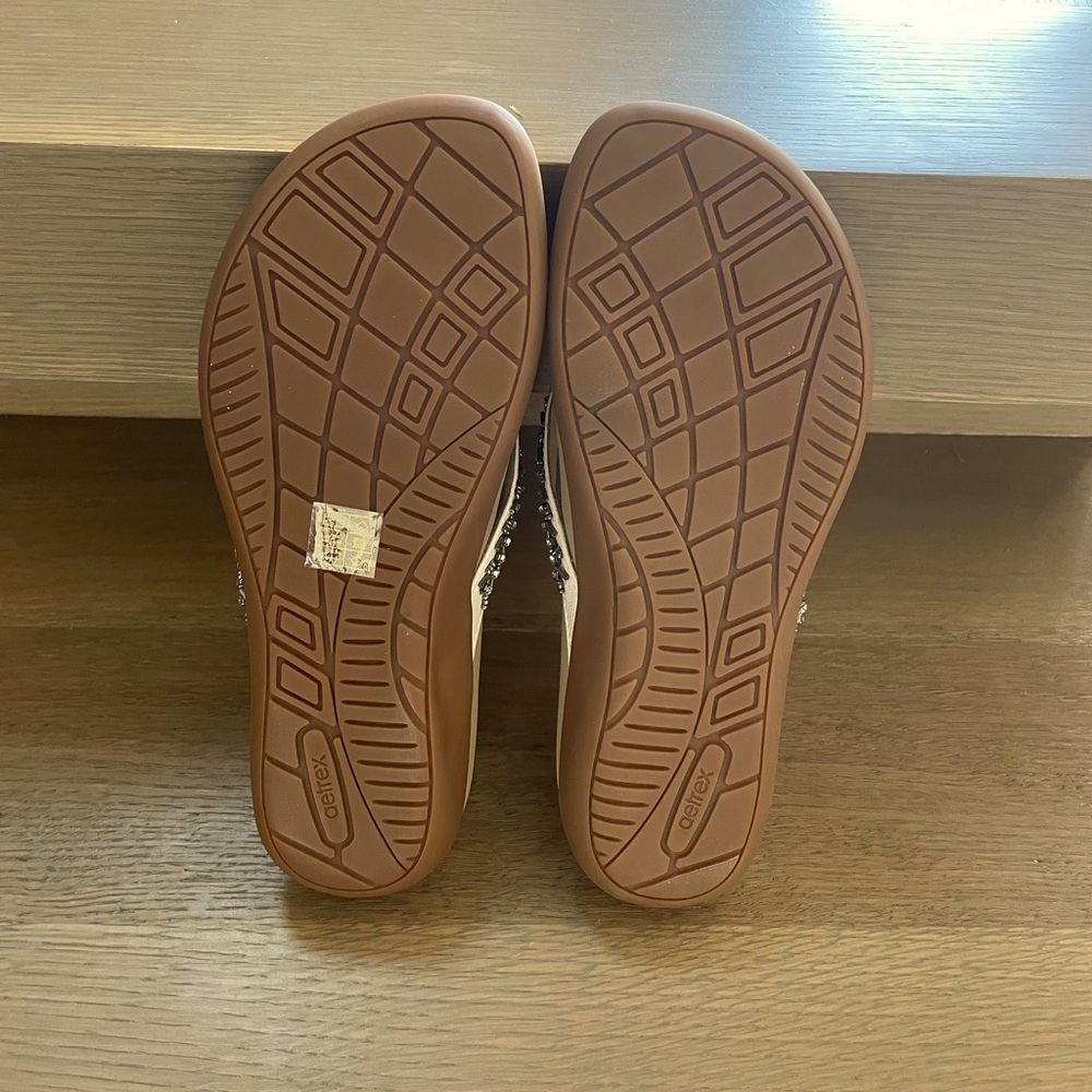 Aetrex Jules Slip On Thong Sandal in Cream - Picture 4 of 6